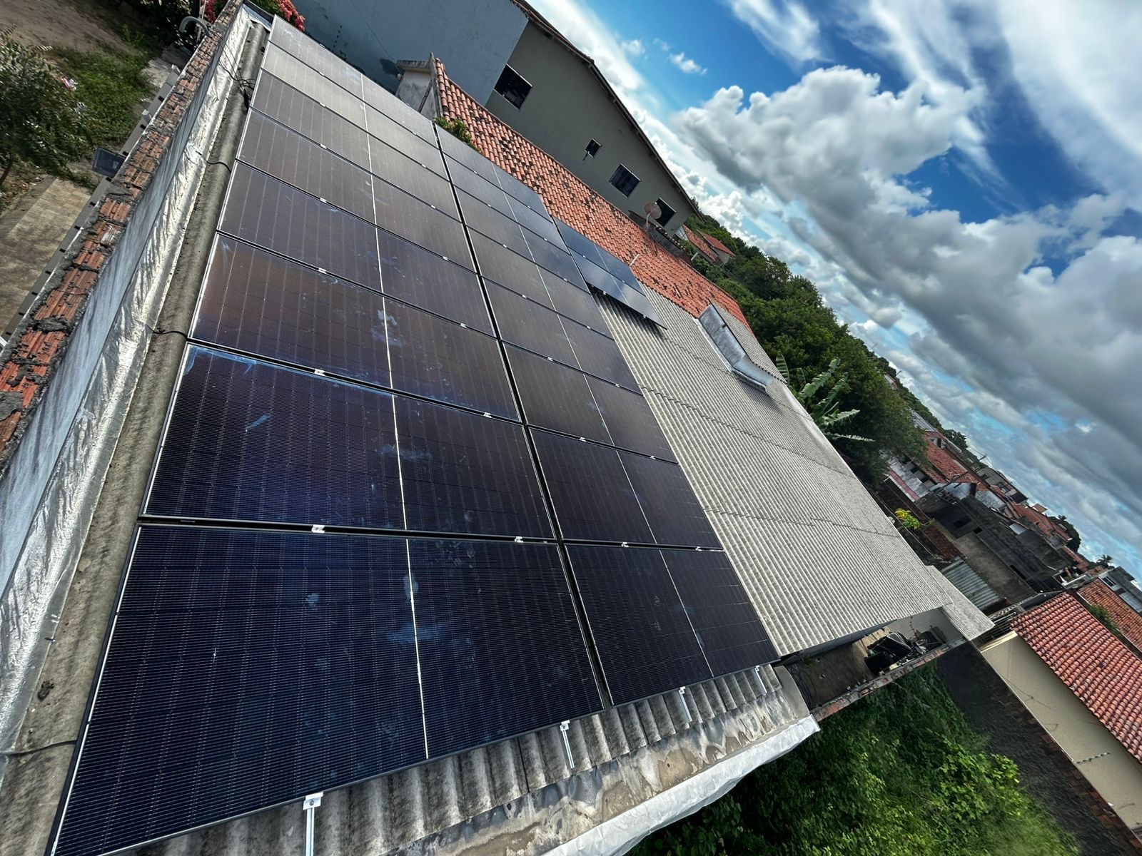 Projeto residencial Confiance Energy - painéis solares em telhado